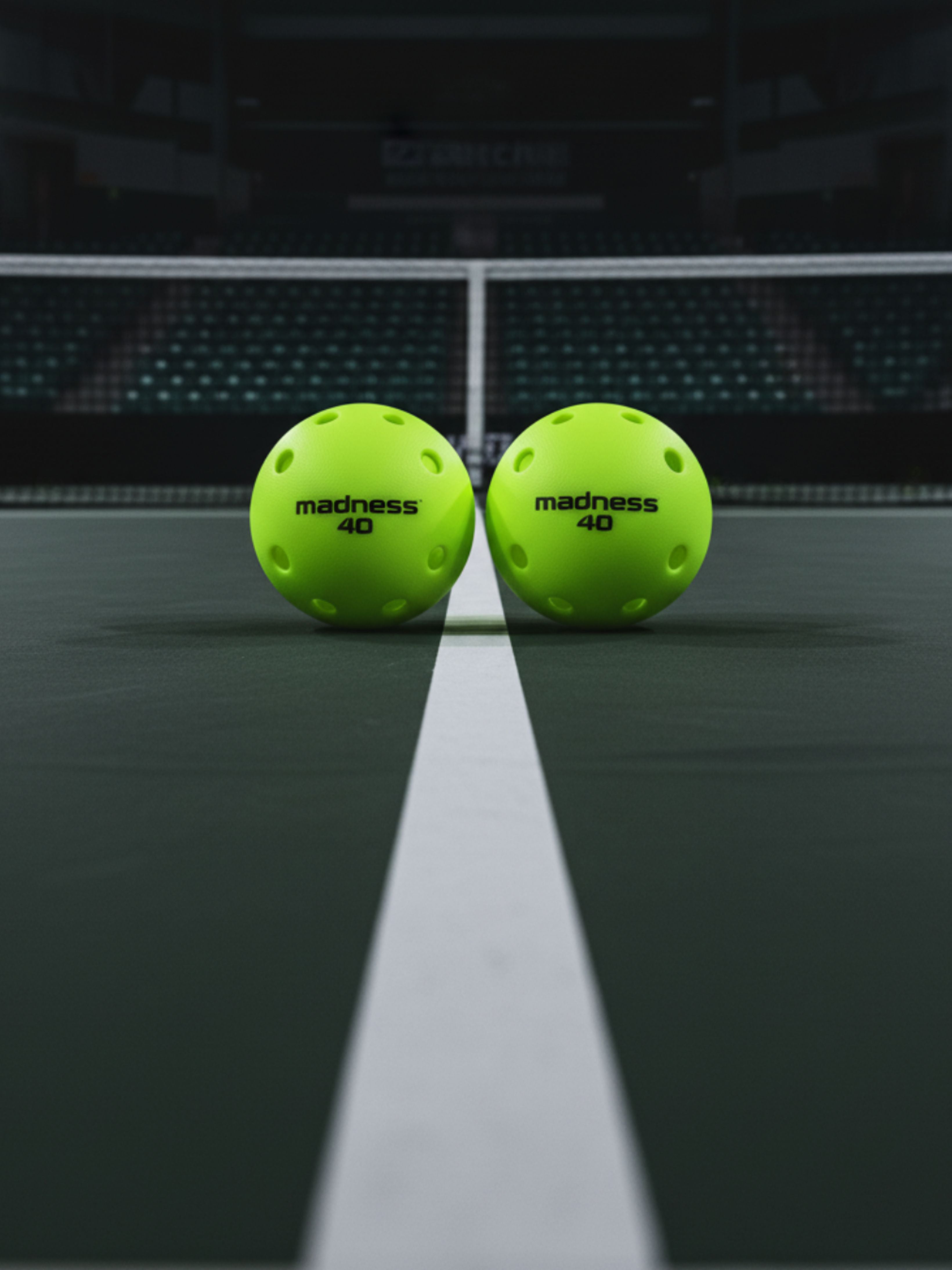 Variedad de pelotas de pickleball para interior y exterior certificadas por la USAPA en The Pickle Center